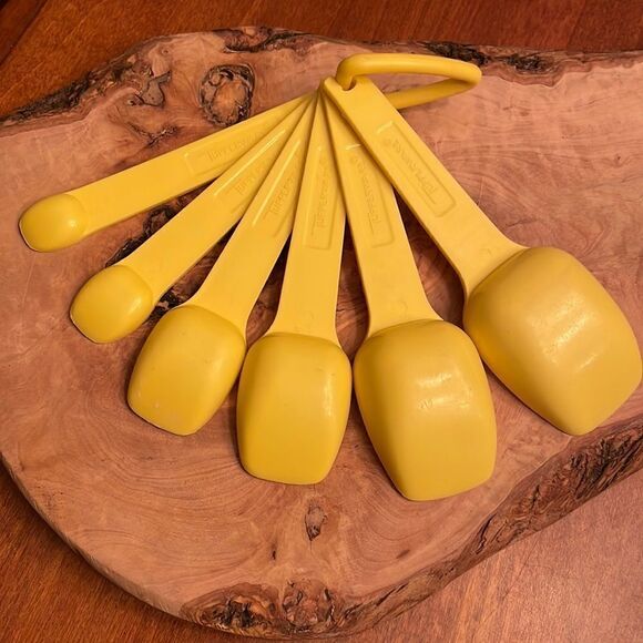 Set of 6 Daffodil Yellow Measuring Spoons - Picture 2 of 3